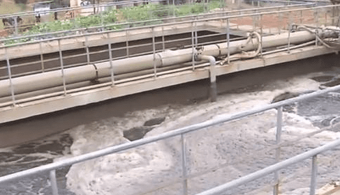 (圖:好氧池污水泡沫現(xiàn)場(chǎng))