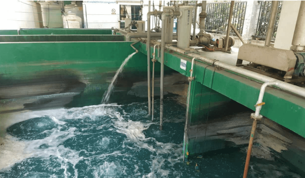 (圖:電鍍廢水泡沫現(xiàn)場(chǎng))