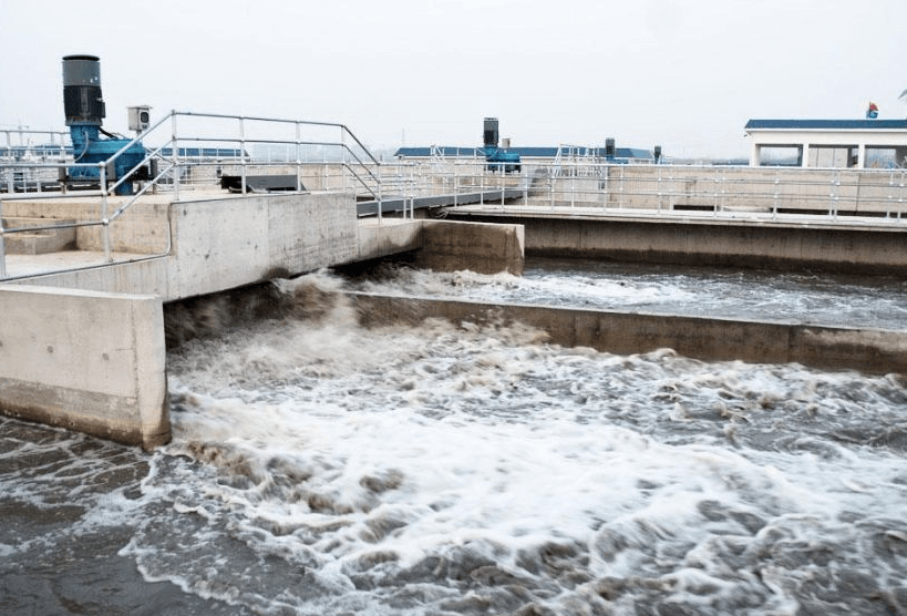 （圖：污水池起泡現(xiàn)場(chǎng)）