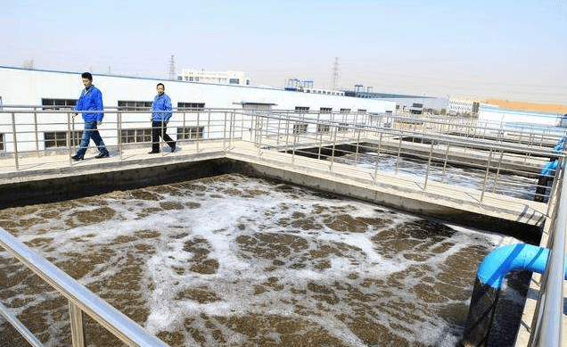 （圖：水處理泡沫池現(xiàn)場）