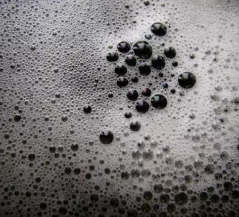 (圖:切削液泡沫)