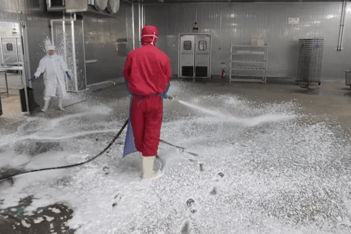 （圖：工業(yè)清洗泡沫現(xiàn)場(chǎng)）