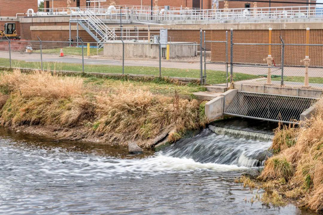 (圖:工業(yè)污水泡沫池)