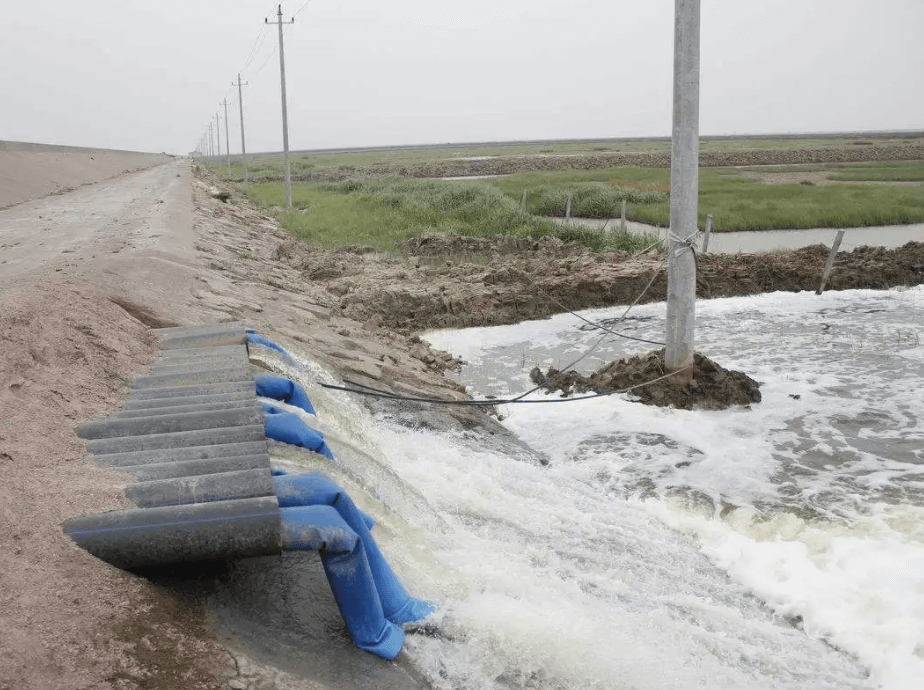 (圖:工業(yè)廢水處理現(xiàn)場(chǎng))
