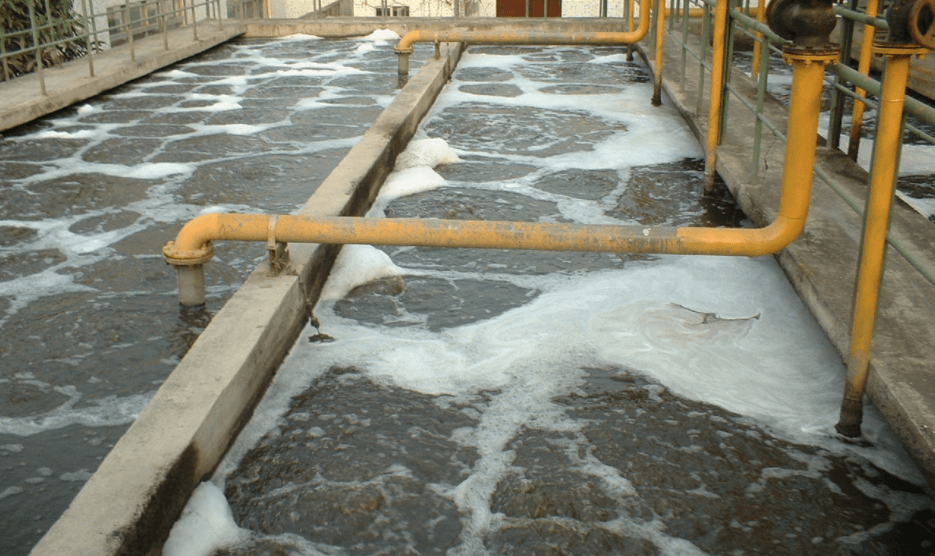 (圖:電鍍廢水污水起泡現(xiàn)場(chǎng))